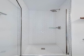 Modern 3 3 in East Nash 10min to Broadway