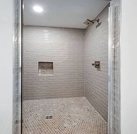 Modern 3 3 in East Nash 10min to Broadway