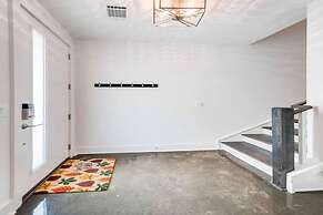 Modern 3 3 in East Nash 10min to Broadway