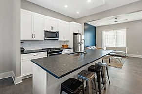 Modern 3 3 in East Nash 10min to Broadway