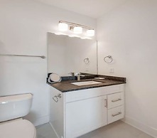 Modern 3 3 in East Nash 10min to Broadway