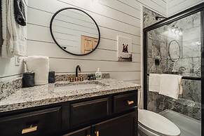 Brand New 4 4 Minutes to Dollywood Hot Tub