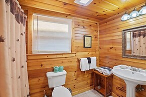 Stunning Mountain Cabin w Hot tub