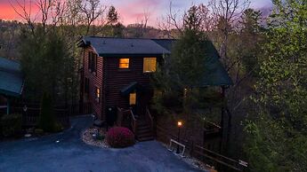 Stunning Mountain Cabin w Hot tub
