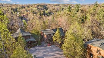 Stunning Mountain Cabin w Hot tub
