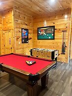 5 Master Suites 5 6bath Cabin 5 min to Gsmnp