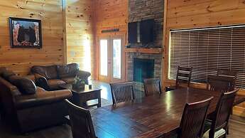 5 Master Suites 5 6bath Cabin 5 min to Gsmnp