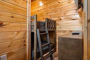 Brand New 4 4 Minutes to Dollywood w Hottub