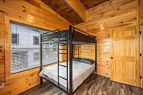 Brand New 4 4 Minutes to Dollywood w Hottub