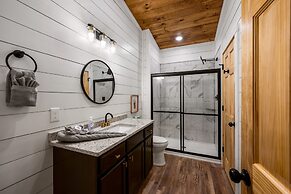 Brand New 4 4 Minutes to Dollywood w Hottub