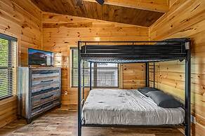 Brand New 4 4 Minutes to Dollywood w Hottub