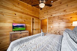 Brand New 4 4 Minutes to Dollywood w Hottub