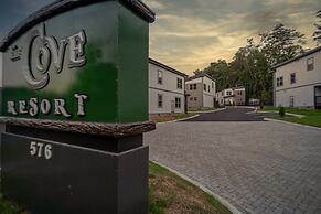 Brand New 4 4 Minutes to Dollywood w Hottub