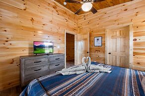 Brand New 4 4 Minutes to Dollywood w Hottub