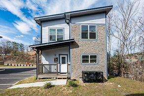 Brand New 4 4 Minutes to Dollywood w Hottub