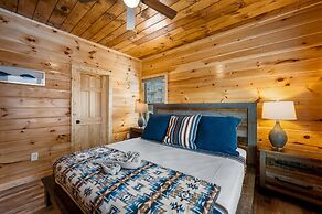 Brand New 4 4 Minutes to Dollywood w Hottub