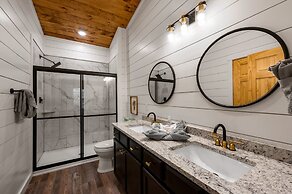 Brand New 4 4 Minutes to Dollywood w Hottub