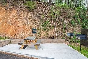 Brand New 4 4 Minutes to Dollywood w Hottub