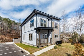 Brand New 4 4 Minutes to Dollywood w Hottub