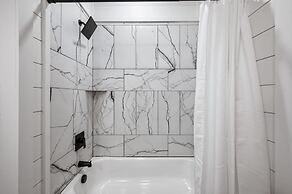 Brand New 4 4 Minutes to Dollywood w Hottub