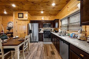 Brand New 4 4 Minutes to Dollywood w Hottub