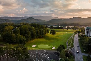 Brand New 4 4 Minutes to Dollywood w Hottub