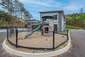 Brand New 4 4 Minutes to Dollywood w Hottub