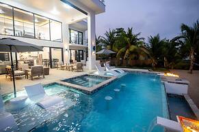 Spacious 4-bed Villa in Placencia Village w Pool