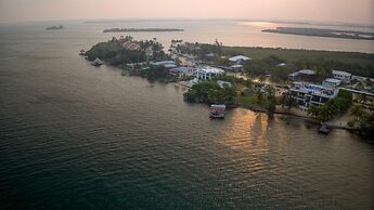 Spacious 4-bed Villa in Placencia Village w Pool