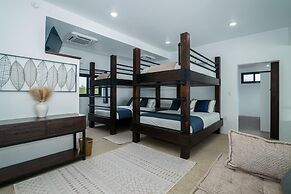 Spacious 4-bed Villa in Placencia Village w Pool