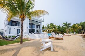 Spacious 4-bed Villa in Placencia Village w Pool