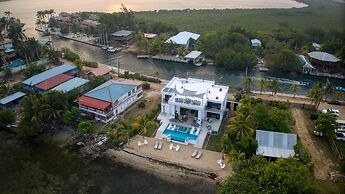 Spacious 4-bed Villa in Placencia Village w Pool