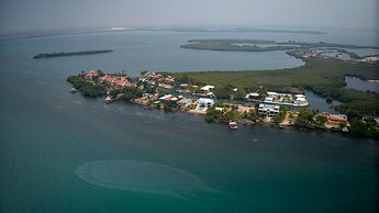 Spacious 4-bed Villa in Placencia Village w Pool