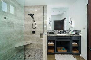 Spacious 4-bed Villa in Placencia Village w Pool