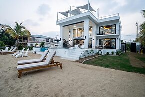 Spacious 4-bed Villa in Placencia Village w Pool