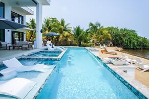 Spacious 4-bed Villa in Placencia Village w Pool