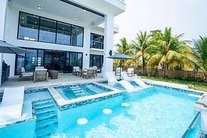 Spacious 4-bed Villa in Placencia Village w Pool