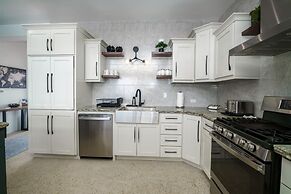 Spacious 4-bed Villa in Placencia Village w Pool