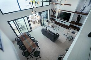 Spacious 4-bed Villa in Placencia Village w Pool