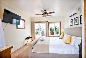 Private Oceanfront 4-bed Villa w Pool on Huge Lot