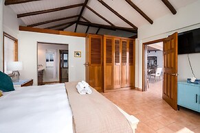 Private Oceanfront 4-bed Villa w Pool on Huge Lot