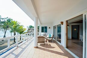 Private Oceanfront 4-bed Villa w Pool on Huge Lot