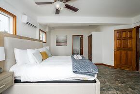 Private Oceanfront 4-bed Villa w Pool on Huge Lot