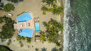 Private Oceanfront 4-bed Villa w Pool on Huge Lot