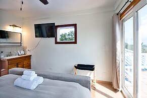 Private Oceanfront 4-bed Villa w Pool on Huge Lot