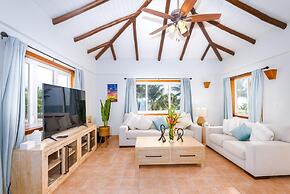 Private Oceanfront 4-bed Villa w Pool on Huge Lot