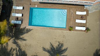 Private Oceanfront 4-bed Villa w Pool on Huge Lot