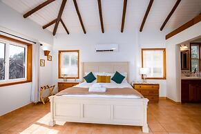 Private Oceanfront 4-bed Villa w Pool on Huge Lot