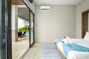 NEW 3 Story 4-bed Waterfront Villa w Sunset Views