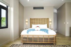 NEW 3 Story 4-bed Waterfront Villa w Sunset Views